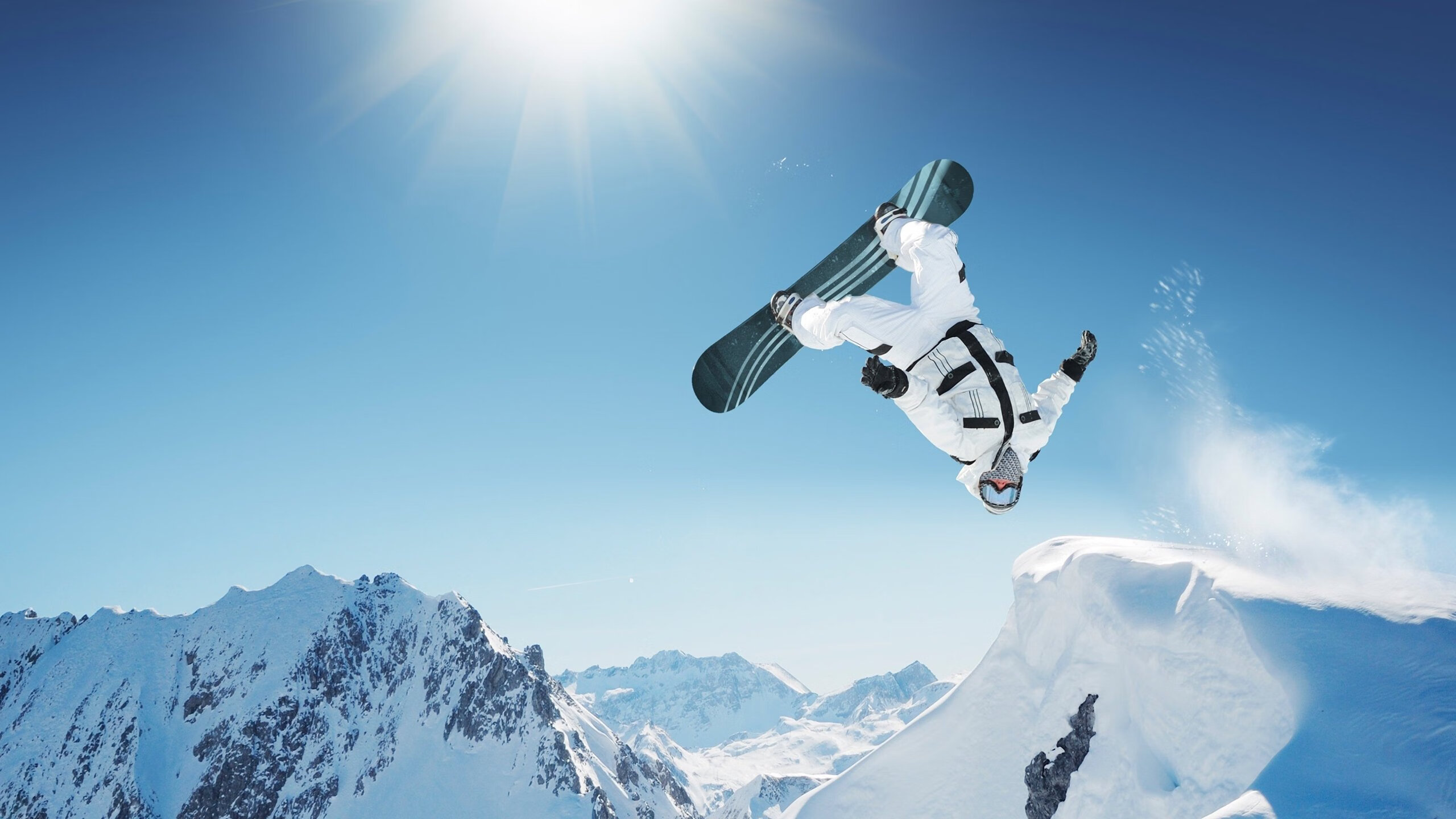 F1新赛季揭幕战之夜，范弗利特关键战不手软，当赛道成为意志的试金石